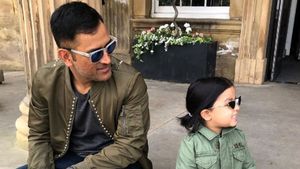 बेटी जीवा के साथ बाइक पर सैर करते दिखे एमएस धोनी, पत्नी साक्षी ने शेयर किया वीडियो