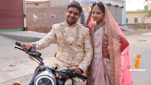 रॉयल एनफील्ड बाइक पर सवार होकर जा रहा था नवविवाहित जोड़ा, पुलिस ने रोका, जानें फिर क्या हुआ...