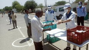 लॉकडाउन: सुजुकी मोटरसाइकिल ने प्रवासी मजदूरों के लिया बढ़ाया मदद का हाथ, बांटे फूड पैकेट