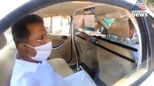 Kerala Taxi Drivers Install Fiberglass: केरल की यह टैक्सी रखेगी कोरोना वायरस को दूर, देखें वीडियो