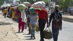 Mahindra To Help Migrant Workers: महिंद्रा प्रवासी मजदूरों को पहुंचाएगी घर, शुरु करेगी अभियान