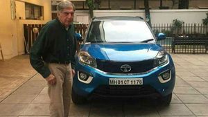 Business Giants Cars: रतन टाटा से आनंद महिंद्रा तक, इन उद्योगपतियों के पास हैं यह साधारण कारें