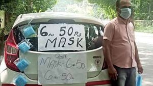 Taxi Driver Becomes Mask Seller: टैक्सी ड्राइवर लॉकडाउन में पैसे कमाने के लिए बेचने लगा मास्क