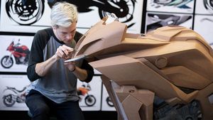 Upcoming BMW S 1000 XR Teased: बीएमडब्ल्यू एस 1000 एक्सआर की टीजर इमेज जारी, जल्द होगी लॉन्च