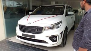 Kia Carnival Delivery Goes Wrong: डिलीवरी लेते ही दीवार से टकराई नई किया कार्निवल, हुआ यह हाल