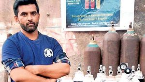 इस व्यक्ति ने बेच दी अपनी एसयूवी, 250 परिवार को बांटे मुफ्त ऑक्सीजन सिलेंडर
