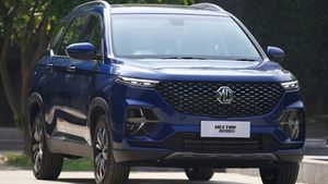 MG Hector Plus Spied At Dealership: एमजी हेक्टर प्लस डीलरशिप पर आई नजर, जल्द होगी लॉन्च