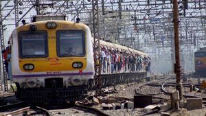 Mumbai Local Train Service Resume: मुंबई में लोकल ट्रेन शुरू, सिर्फ जरुरी सेवा कर्मचारियों के लिए