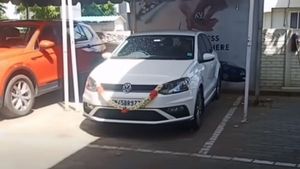 New Volkswagen Polo Delivery Gone Wrong: डीलरशिप पर ही पलट गयी नई कार, देखें वीडियो