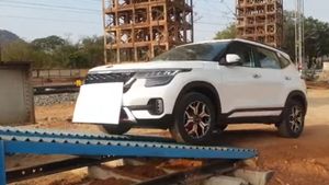 Kia Motors Uses Railways For Transport: किया मोटर्स रेलवे की मदद से ट्रांसपोर्ट कर रही है कारें, देख