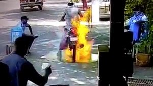Bike Catches Fire While Being Sanitised: बाइक को करा रहे हैं सैनिटाइज तो बरते यह सावधानियां