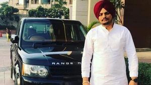 Punjabi Singer Caught With Tinted Windows On SUV: पंजाबी गायक सिधु मूसेवाला की कार का कटा चालान