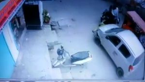 नशे में धुत पुलिस वाले ने महिला को कार के नीचे कुचला, वीडियो हो रहा वायरल