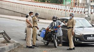 हेलमेट न पहनने पर पुलिस ने किया युवक का ऐसा हाल, देखकर हो जाएंगे हैरान