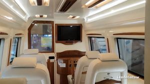 Force Traveller Modified Into Office: फोर्स ट्रैवलर को माॅडिफाई कर बनाया ऑफिस, जानें कैसे