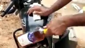 बाइक के फ्यूल टैंक से निकली 20 शराब की बोतल, वीडियो देख उड़ जायेंगे होश