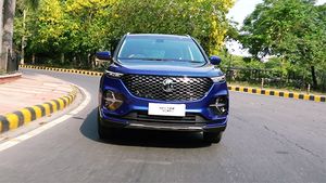 MG Hector Plus Review: एमजी हेक्टर प्लस रिव्यू: क्या टोयोटा इनोवा क्रिस्टा की बादशाहत होगी खत्म?