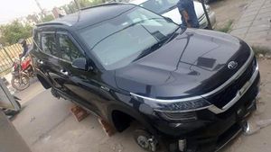 New Hyundai Creta & Kia Seltos Wheels Stolen In Delhi: नई क्रेटा और सेल्टॉस के व्हील ले उड़े चोर
