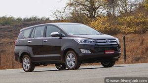 Toyota Innova Crysta CNG Spied: टोयोटा इनोवा क्रिस्टा सीएनजी टेस्टिंग के दौरान आई नजर