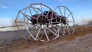 Pick-Up Truck Fitted With Giant Wheels: पिक-अप ट्रक में लगाये इतने बड़े पहिये, बनाया रिकॉर्ड