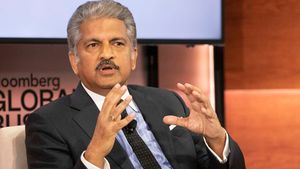 होंडा जनरेटर से चार्ज हो रही टेस्ला इलेक्ट्रिक कार, आनंद महिंद्रा ने वीडियो शेयर कर किया यह कमेंट