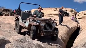 Anand Mahindra Shares New Video: आनंद महिंद्रा ने 70 साल पुराने जीप का वीडियो किया शेयर, देखें