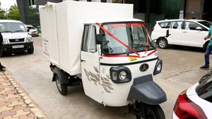 Three Wheeler Ambulance: अब आ गई तीन पहिया एम्बुलेंस, संकरे गलियों में भी आसानी से होगी एंट्री