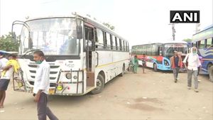 Bihar Bus Service Resumed: बिहार में बस सेवा फिर से हुई शुरु, सोशल डिस्टेंसिंग का पालन करना है जरुरी