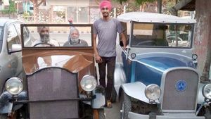 E-Rickshaw Turned Into Vintage Car: इस मेकैनिक ने इलेक्ट्रिक रिक्शा को दिया विंटेज कार का रूप
