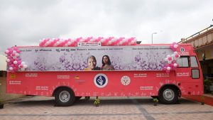 पुरानी पड़ी बस को महिला टायलेट में किया परिवर्तित, होता है सोलर पॉवर का उपयोग