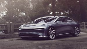 Electric Car With 800 KMs Range: एक बार चार्ज करने पर 800 किलोमीटर चलती है यह इलेक्ट्रिक कार, जानें