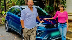 Mandira Bedi Buys Tata Nexon EV: एक्ट्रेस मंदिरा बेदी ने खरीदी टाटा नेक्सन ईवी, पति को की गिफ्ट