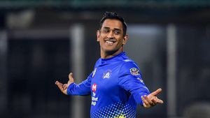 MS Dhoni’s Latest Car: धोनी ने अपने कलेक्शन में जोड़ी यह विंटेज कार, दिखने में लगती है बेहद शानदार