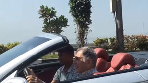 Ratan Tata Driving Mercedes Benz SL500: रतन टाटा इस तरह लेते हैं ड्राइविंग का मजा, देखें वीडियो
