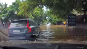 Tata Nexon High Water Test: टाटा नेक्सन ने पानी भरे सड़क को आसानी से किया पार, देखें वीडियो