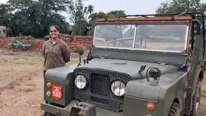 यह टीन एजर लड़की चलाती है 50 साल पुरानी लैंड रोवर डिफेंडर, देखें वीडियो