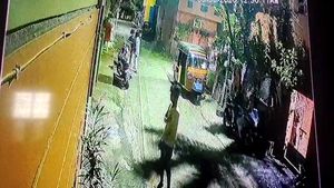 नकली चाबी से चुरा ली घर के बाहर खड़ी बाइक, सीसीटीवी में कैद हुई चोरी