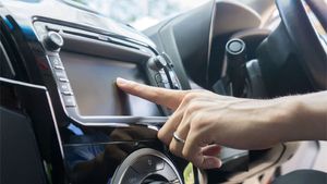 Using Touchscreen While Driving Is Risky: कार चलाते समय टचस्क्रीन का इस्तेमाल करना है खतरनाक, जानें