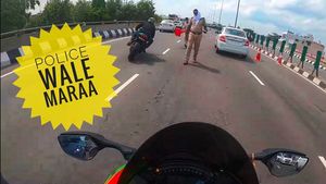 कावासाकी निंजा पर सवार राइडर्स पुलिस से बचकर भागे, 250 की स्पीड पर चला रहे थे बाइक