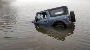 Next Gen Mahindra Thar Stuck In Water: नई महिंद्रा थार गहरे पानी में हुई बंद, जानें फिर क्या हुआ