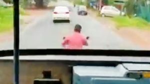 Biker Blocks Way Of A Bus, Fined: बाइकर ने रोका बस का रास्ता, कटा 10,500 रुपये का चालान