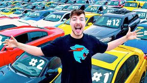 YouTuber Giving Away 40 Cars: यह यूट्यूबर अपने फैन्स को बाँट रहा 40 कार, जानें क्यों