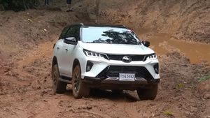Toyota Fortuner Legender: टोयोटा फॉर्च्यूनर लेजेंडर है एक बेहतरीन ऑफ-रोडर, सामने आया वीडियो