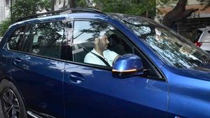 Ajay Devgan Spotted Driving BMW X7: बीएमडब्ल्यू एक्स7 चलाते दिखे अजय देवगन, देखें तस्वीरें