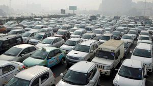 Pollution In Delhi: अरविंद केजरिवाल ने की रेड लाईट पर इंजन बंद करने की अपील, जानें कारण