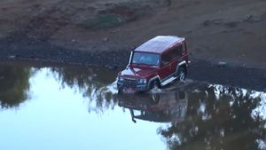 Force Gurkha Off Roading Capability: गहरे पानी को आसानी से पार कर गई फोर्स गोरखा, देखें वीडियो