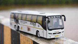 Artist Built KSRTC Bus Model: आर्टिस्ट ने बनाया बस माॅडल, राज्य सरकार ने गिफ्ट की असली बस