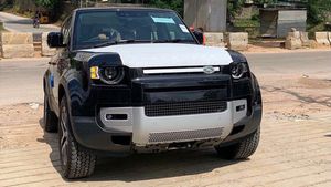 Land Rover Defender Delivery: लैंड रोवर डिफेंडर की डिलीवरी भारत में हुई शुरू, सामने आई तस्वीरें