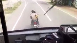 जानबूझकर रोक रहे थे सरकारी बस का रास्ता, पुलिस ने जब्त की स्कूटर