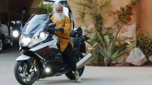 Sadhguru Spotted Riding Bike: सद्गुरु ने अमेरिका में चलाई बीएमडब्ल्यू की यह पाॅवरफुल बाइक